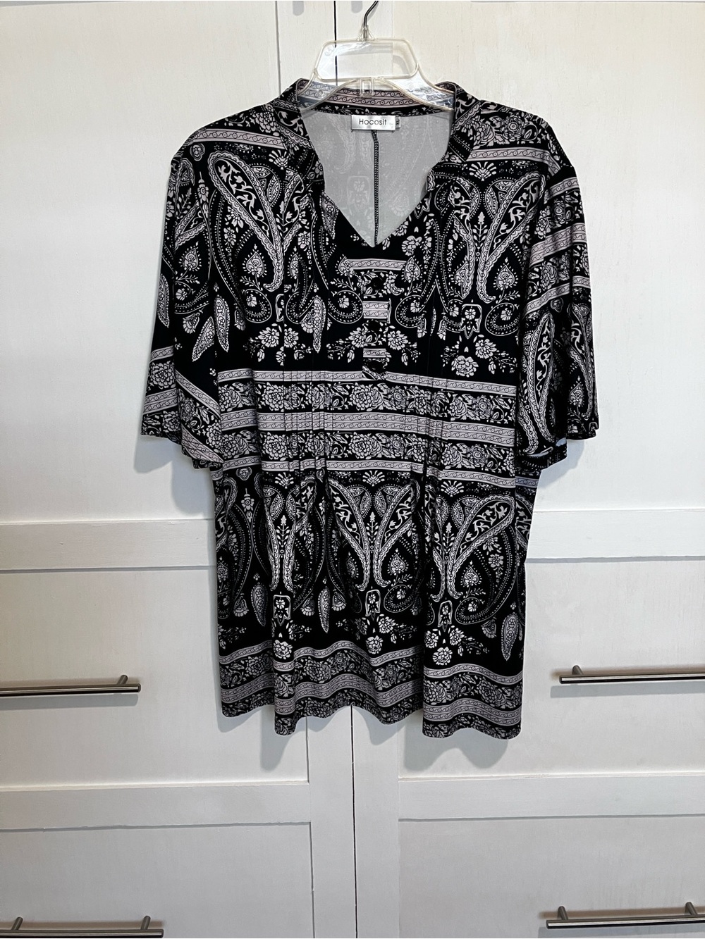 Hocosit Black & White Paisley Women's V-Neck Tunic, XL